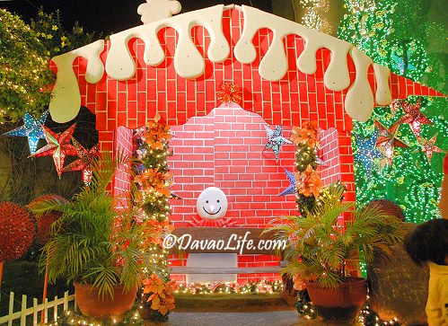 Mana Davao casa de artes y antigous in Bajada, Davao City - red Christmas house